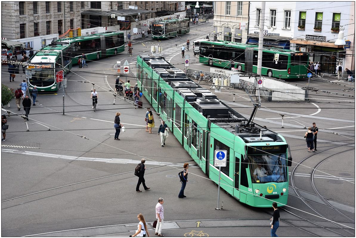 Siemens Combino Be 6/8 325 auf dem Bahnhofvorplatz in Basel SBB. (14.09.2018)