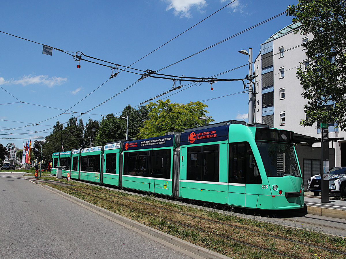 Siemens Combino Be 6/8 der BVB fährt auf der internationalen linie 8 in Weil am Rhein. 
