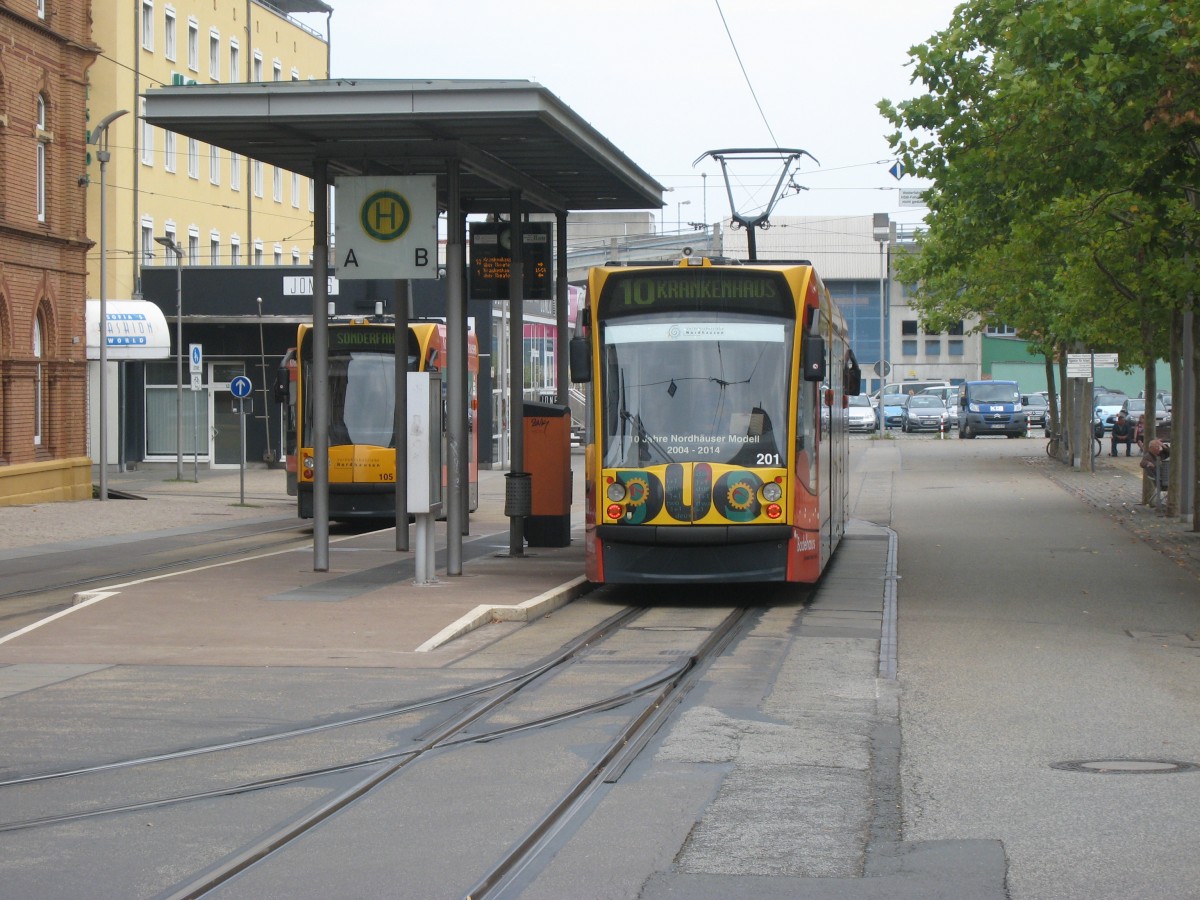Siemens Combino Duo der Harzer Schmalspurbahnen am 7. September 2014 am Bahnhofsplatz in Nordhausen kurz nach Ausfahren des Stromabnehmers aufgenommen.