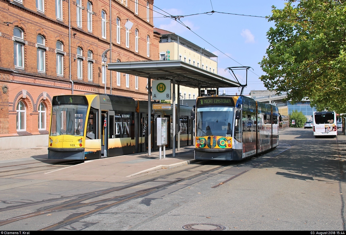 Siemens Combino, Wagen 103, und Siemens Combino Duo, Wagen 203, der Verkehrsbetriebe Nordhausen GmbH (Stadtwerke Nordhausen), beide als Linie 1 zum Südharz Klinikum, stehen in ihrer Starthaltestelle Bahnhofsplatz.
[3.8.2018 | 15:44 Uhr]