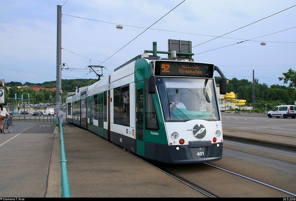 Siemens Combino, Wagen 401  Potsdam , der ViP Verkehrsbetrieb Potsdam GmbH als Linie 92 von Kirchsteigfeld, Marie-Juchacz-Straße, nach Bornstedt, Kirschallee, erreicht die Haltestelle Lange Brücke. Grüße zurück!
[30.5.2018 | 18:39 Uhr]