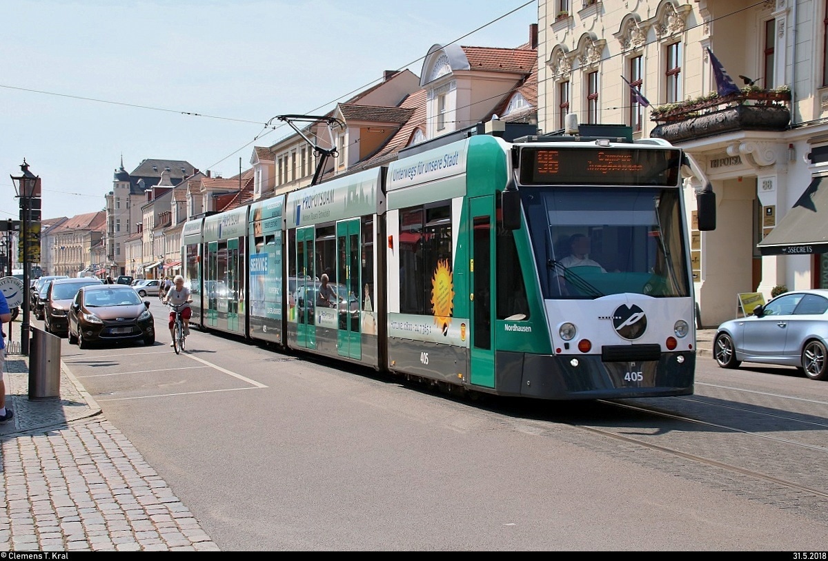 Siemens Combino, Wagen 405  Nordhausen , der ViP Verkehrsbetrieb Potsdam GmbH als Linie 96 von Kirchsteigfeld, Marie-Juchacz-Straße, nach Campus Jungfernsee erreicht die Haltestelle Nauener Tor.
[31.5.2018 | 11:51 Uhr]