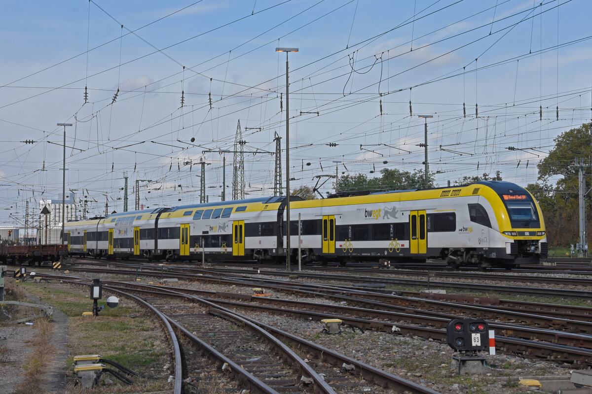 Siemens Desiro 1462 503-2 fährt am 07.10.2022 beim badischen Bahnhof ein.