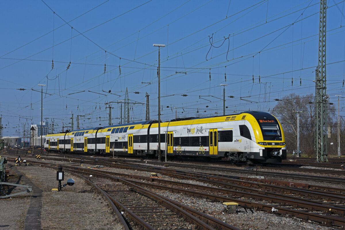 Siemens Desiro 1462 511-5 fährt beim badischen Bahnhof ein. Die Aufnahme stammt vom 09.03.2022.