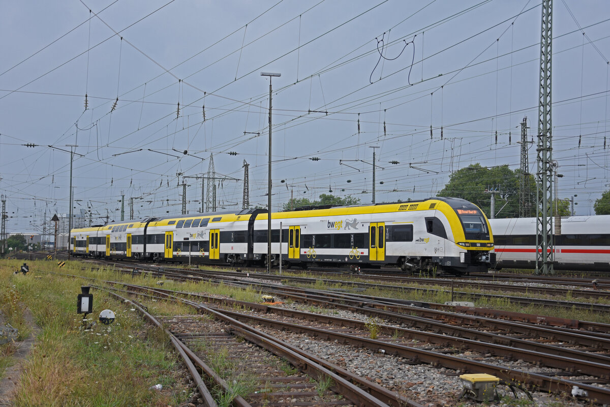 Siemens Desiro 1462 511-5 fährt am 19.08.2022 beim badischen Bahnhof ein.