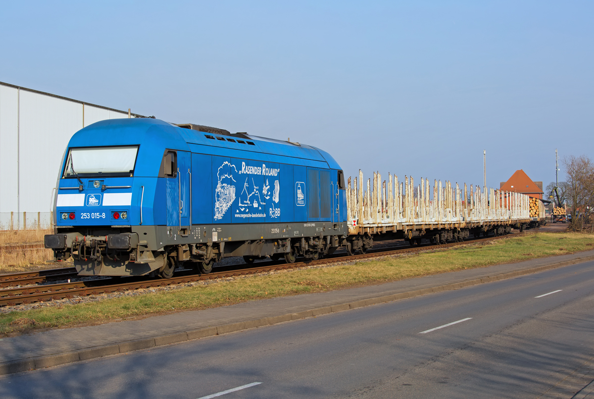 Siemens dieselelektrische Lok ER 20 (Herkules) mit Wagen zur Holzverladung auf dem Torgelower Ladegleis. - 17.02.2015