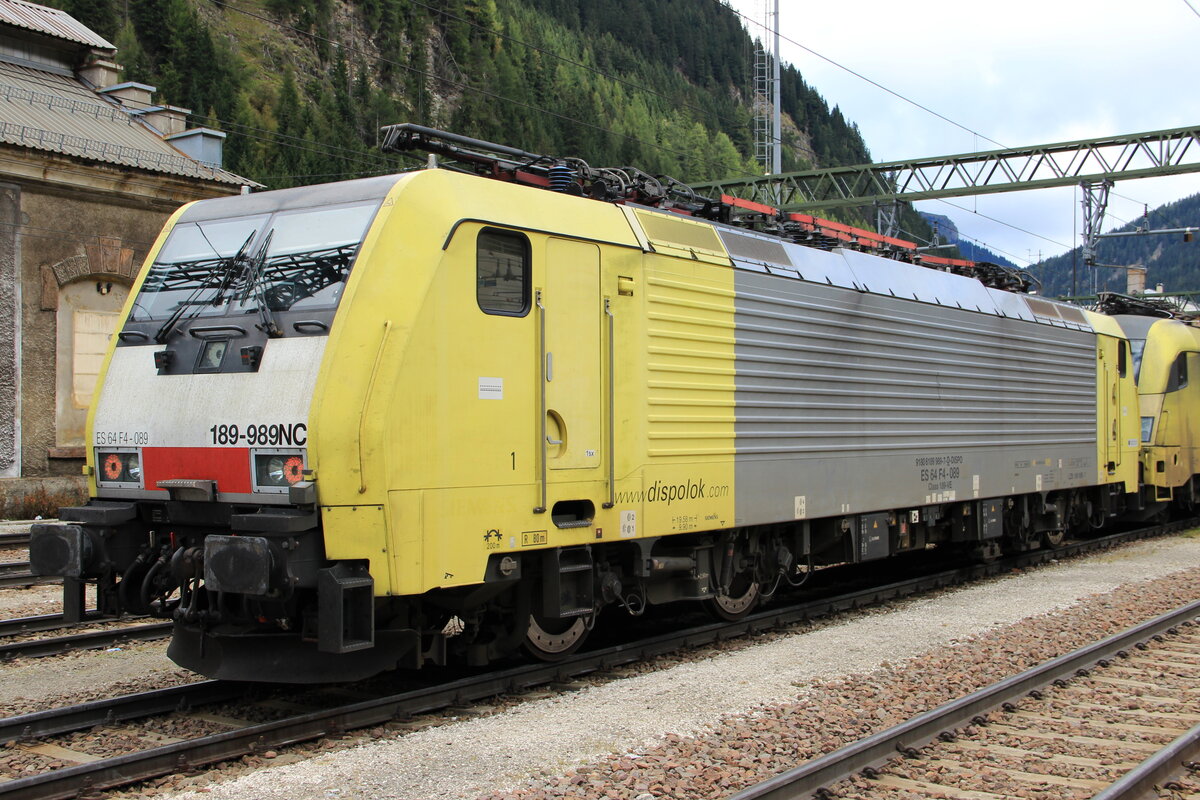 Siemens Dispolok 189 989-7 (ES 64 FA-089) vor einem KLV Zug nach der Ankunft am Bahnhof Brenner/Brennero. Aufgenommen am 22.09.2014