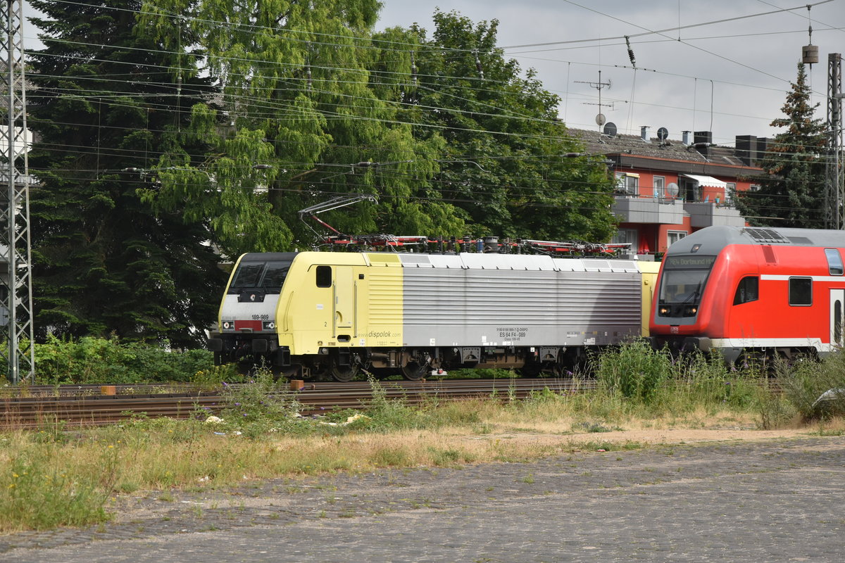 Siemens Dispolok 189 989 trifft in Rheydt Hbf auf einen verspäteten RE4, der wegen einer Weichenstörung bei Aachen gut zwanzig Minuten verspätet war. So musste in Gleis1 die 189 989 warten bis der Personenzug durch war. 15.7.2019