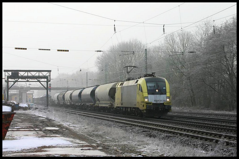 Siemens Dispolok ES64 U2-042 kommt hier bei trübem Wetter am 4.3.2006 um 10.01 Uhr mit einem Ganzzug in Richtung Osnabrück durch den Bahnhof Natrup Hagen.