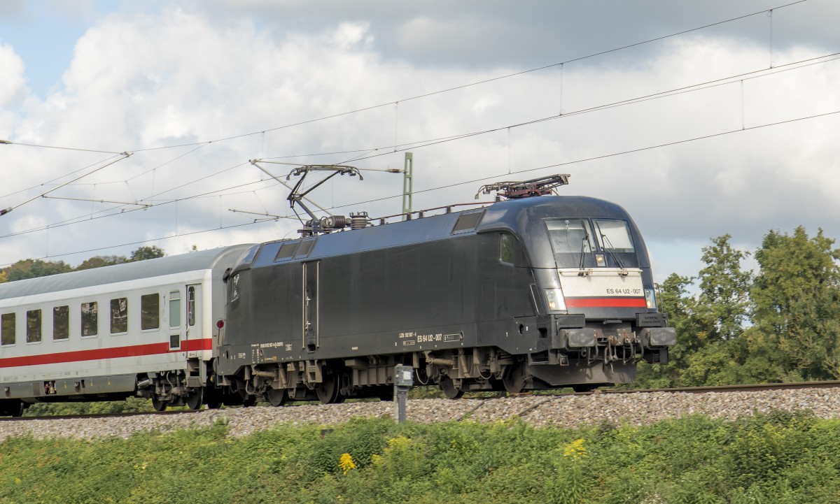 Siemens ES 64 U2-007 im Personenverkehr Bruchsal Richtung Stuttgart. Aufgenommen in  Gondelsheim am 08.10.15