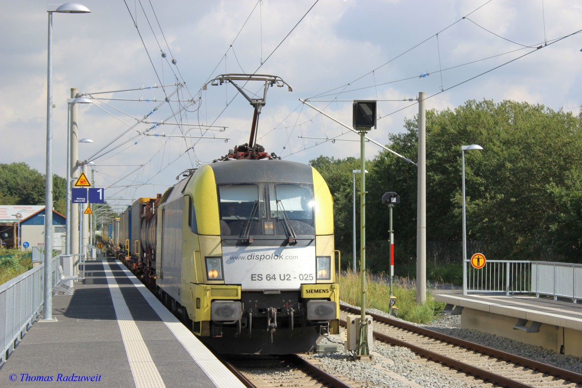 Siemens ES64U2-025 (Dispolok) fährt am 29.8.2015 aus Lübeck-Travemünde Skandinavienkai kommend durch den neuen Haltepunkt Lübeck-Dänischburg IKEA in Richtung Lübeck.