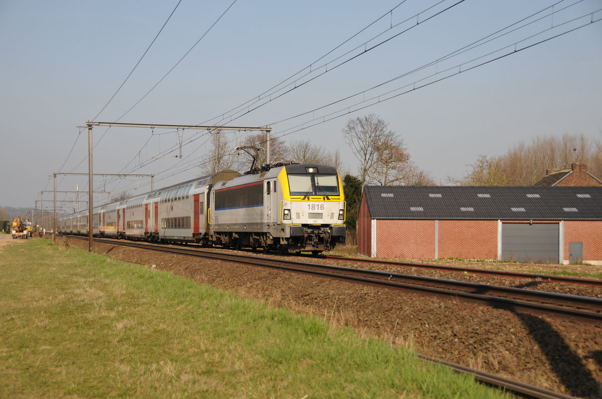 Siemens EuroSprinter mit modernen Doppelstockwagen kurz vor Erreichen vom Zielbahnhof Tongeren. Die Aufnahme entstand am 16/03/2017.