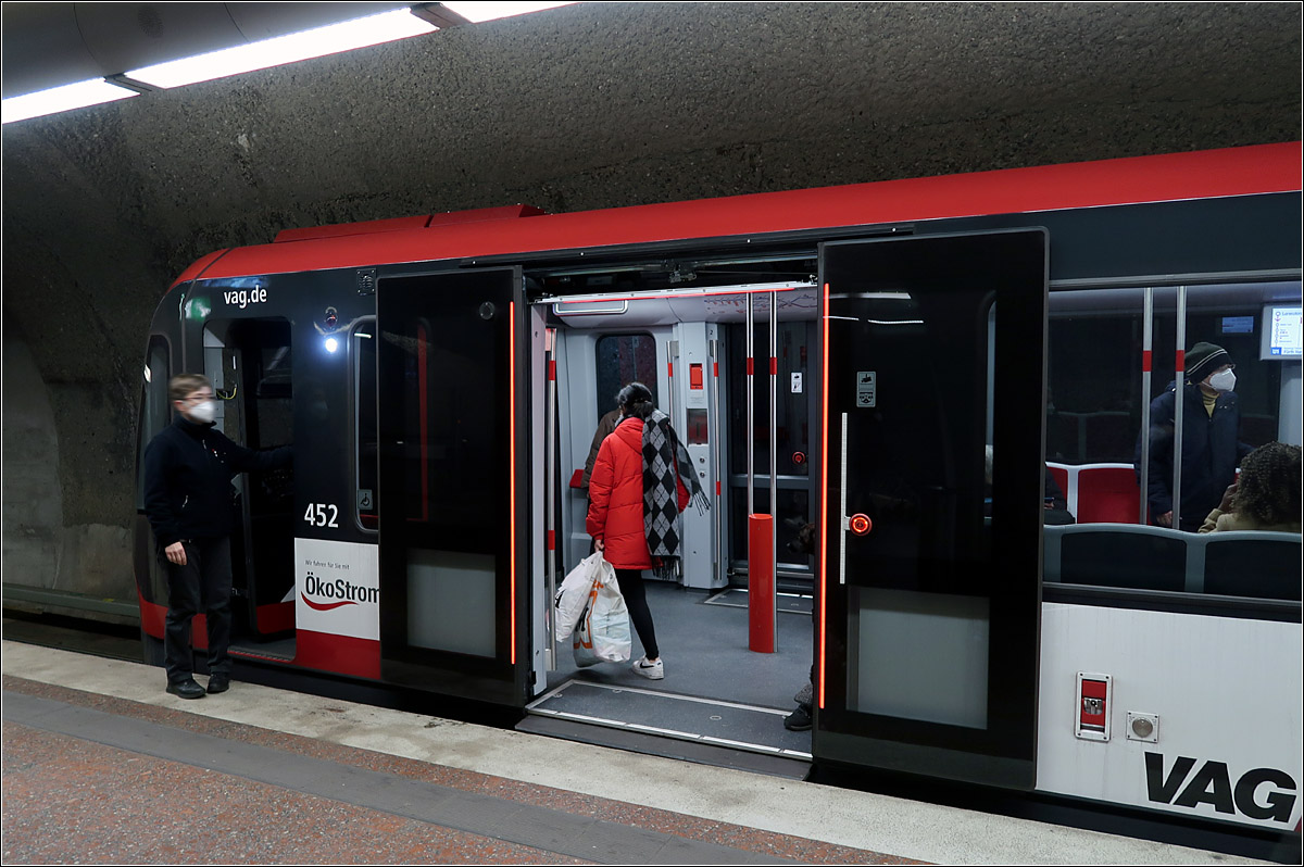 Siemens G1-U-Bahnzug - 

... in Nürnberg in der Station Lorenzkirche. Wenn die Lichtleisten an den Türen rot leuchten sollte man nicht mehr zusteigen. Während des Fahrgastwechsel leuchten sie grün.

18.01.2022 (M)