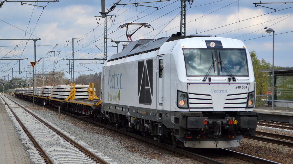 Siemens Mobility GmbH, München [D] mit der Dual Vectron  248 004  [NVR-Nummer: 90 80 2248 004-4 D-SIEAG] Tagesmieter unbekannt mit einem Ganzzug Oberbaustoffwagen mit Betongleisschwellen am 06.05.21 Durchfahrt Bf. Golm (Potsdam).