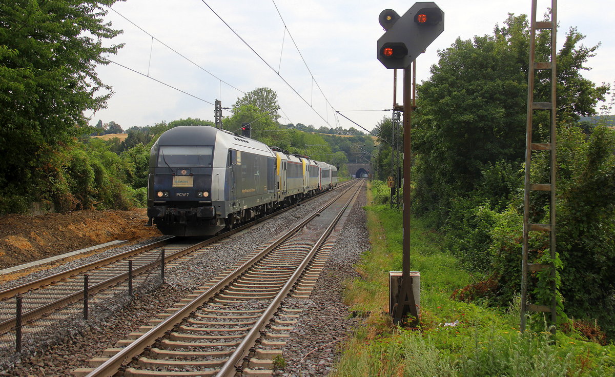 Siemens PCW7 ER20-2007 kommt mit zwei Belgischen 18er und zwei Personenwagen aus Richtung Köln und fährt durch Aachen-Eilendorf in Richtung Aachen-Hbf.
Aufgenommen vom Bahnsteig 2 in Aachen-Eilendorf.
Bei Sommerwetter am 23.7.2018.
