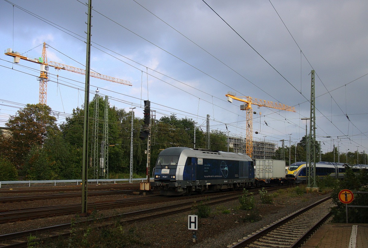 Siemens PCW7 ER20-2007 kommt mit einem Siemens Velaro e320 ( Eurostar)für GB (3740) aus Richtung Köln,Aachen-Hbf,Aachen-Schanz und fährt in Aachen-West ein.
Aufgenommen vom Bahnsteig in Aachen-West bei schönem Sonnenschein am 22.9.2014. 