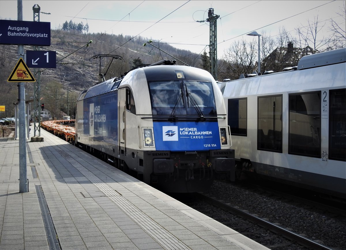 SIEMENS TAURUS 1216 954 WIENER LOKALBAHNEN CARGO AUF DER SIEGSTRECKE
Alles eine Folge der durch Felssturz gesperrten Rheinstrecke....
die SIEMENS 1216 der WIENER LOKALBAHNEN-CARGO am 26.3.2021 auf der SIEGSTRECKE
im Bahnhof KIRCHEN/SIEG....von der Donau an die Sieg.....




