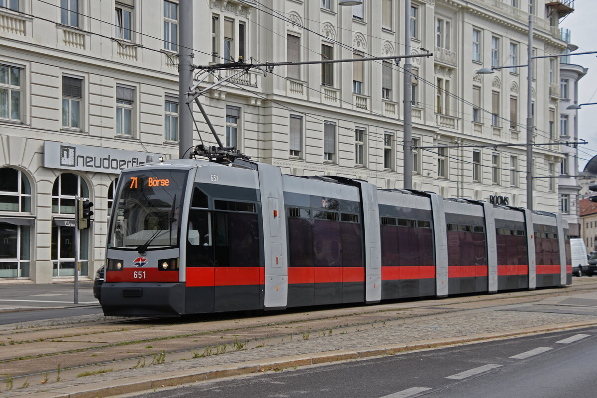 Siemens ULF Tram 651, auf der Linie 71, fährt durch den Rennweg