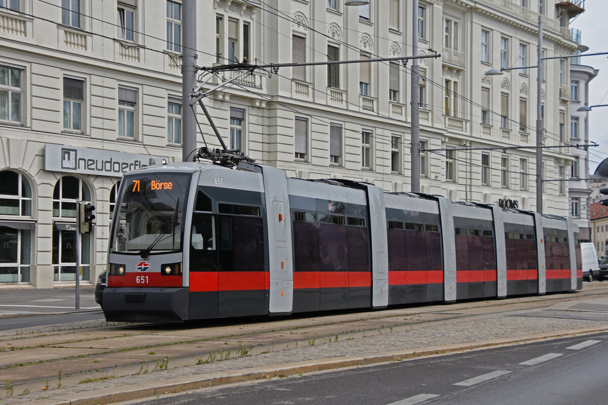 Siemens ULF Tram 651, auf der Linie 71, fährt durch den Rennweg. Die Aufnahme stammt vom 31.08.2022.
