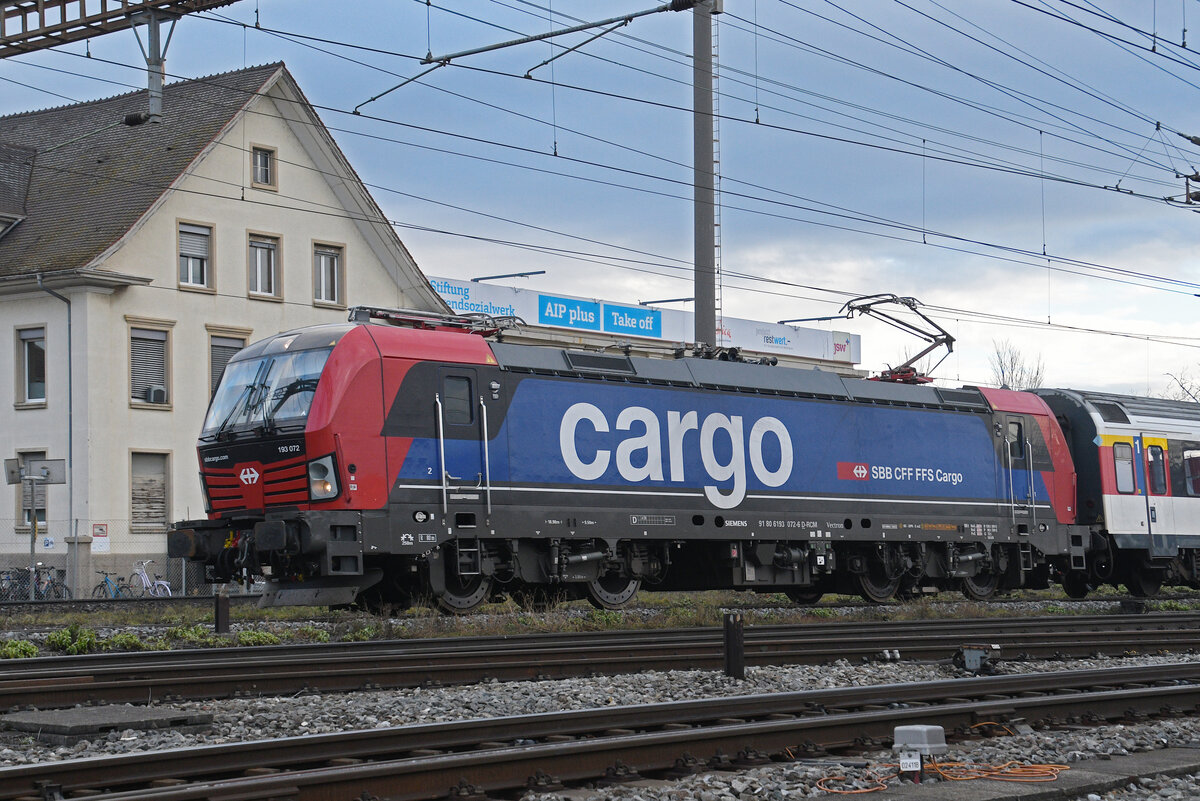 Siemens Vectron 193 072-6 durchfährt am 15.01.2026 den Bahnhof Pratteln.