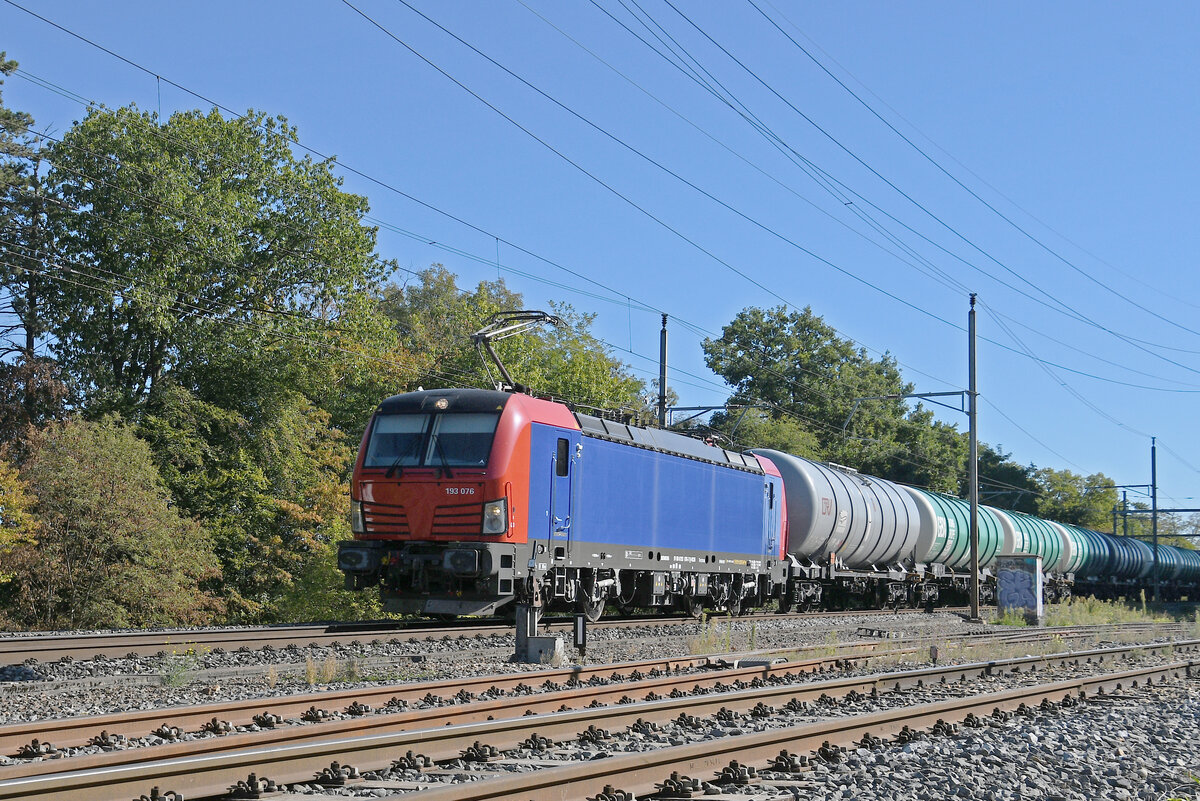 Siemens Vectron 193 076-7 f�hrt am 23.09.2026 Richtung Bahnhof Kaiseraugst.