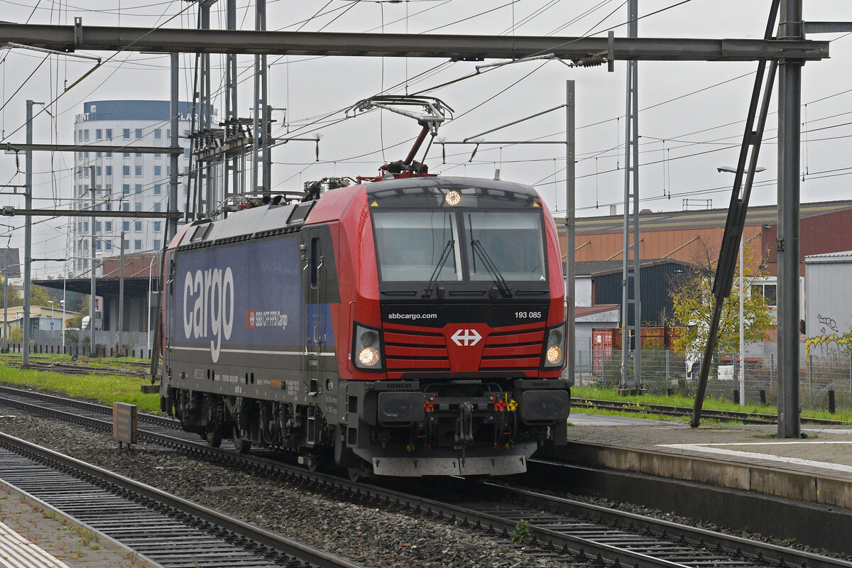 Siemens Vectron 193 085-8 durchfährt am 20.10.2025 solo den Bahnhof Pratteln.