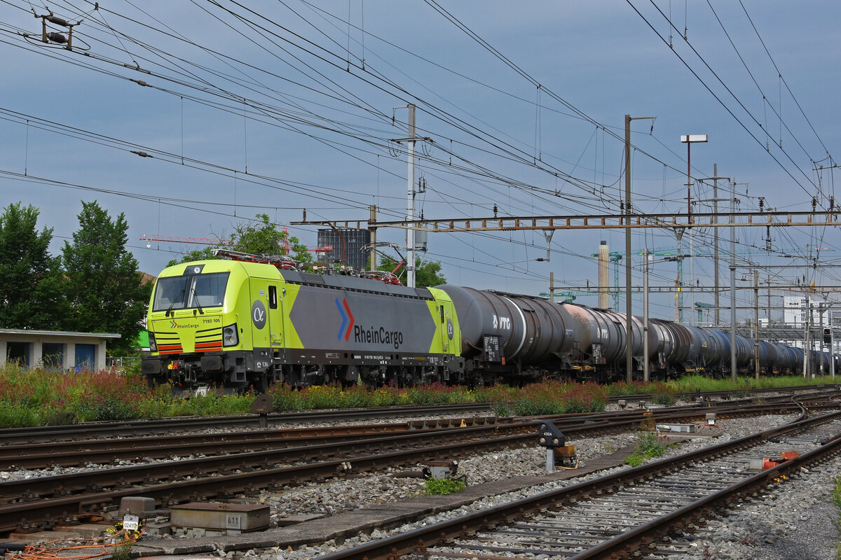 Siemens Vectron 193 105-2 durchfährt am 05.06.2025 den Bahnhof Pratteln.