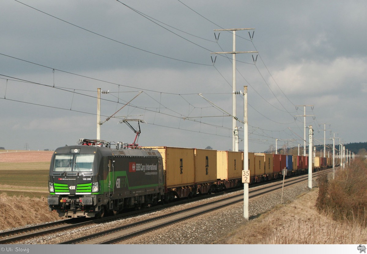 Siemens Vectron 193 209 der European Locomotive Leasing (ELL), vermietet an die SBB Cargo International befördert am 12. März 2015 einen Containerzug. Die Aufnahme entstand kurz vor Neustadt an der Aisch.