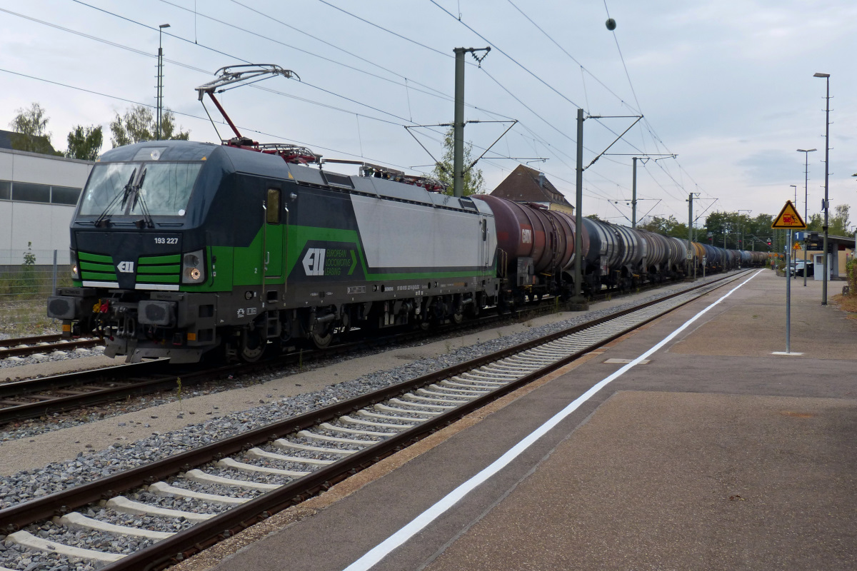 Siemens Vectron 193 227 von EUROPEAN LOCOMOTIV LEASING (ELL) mit Kesselwagenzug durchfährt Crailsheim. 19.08.2015