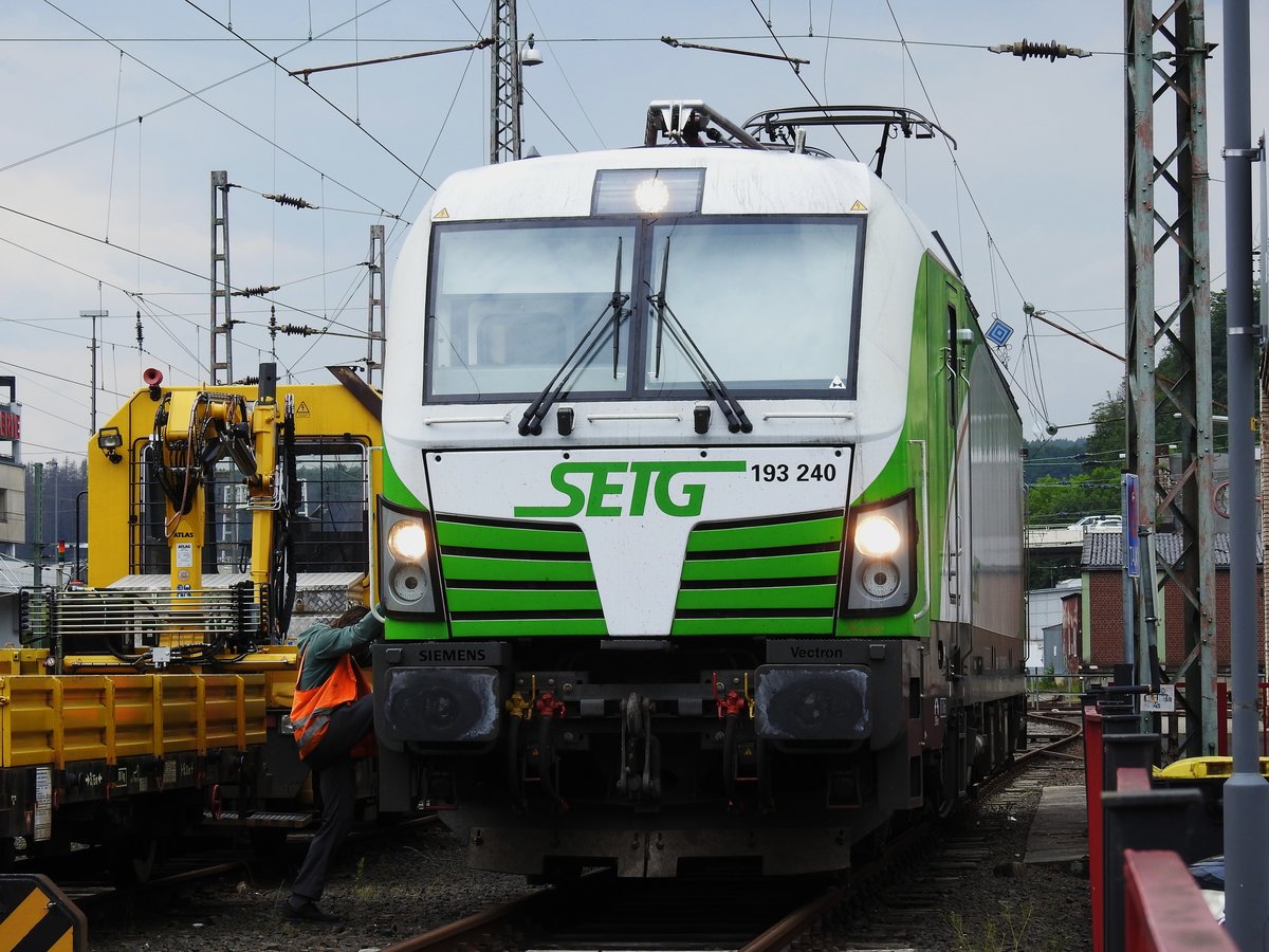 SIEMENS VECTRON 193 240 DER SETG IM BAHNHOF SIEGEN
Am 5.6.2020 wird bei der Vectron auf dem Nebengleis zum Ringlokschuppen
der Beleuchtungstest gemacht....