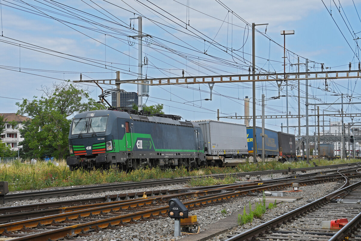 Siemens Vectron 193 256-5 durchfährt am 17.07.2023 den Bahnhof Pratteln.