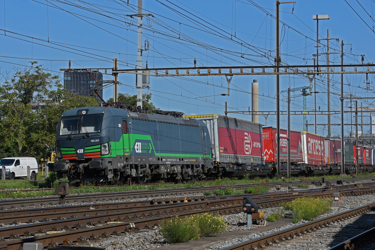 Siemens Vectron 193 257-3 durchfährt am 20.09.2024 den Bahnhof Pratteln.