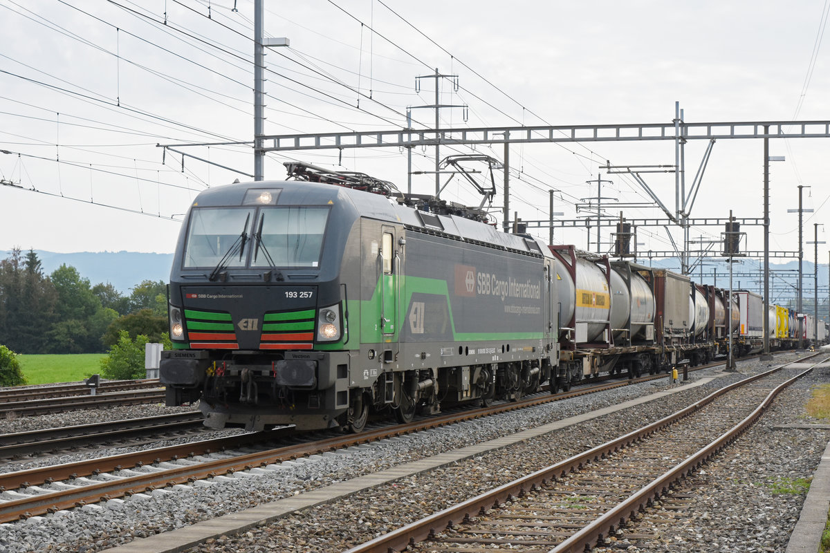 Siemens Vectron 193 257-6 durchfährt den Bahnhof Möhlin. Die Aufnahme stammt vom 06.09.2018.