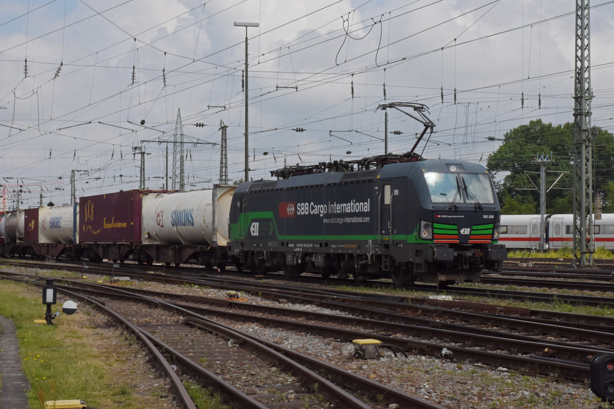 Siemens Vectron 193 258-1 durchfährt den badischen Bahnhof. Die Aufnahme stammt vom 11.06.2020.