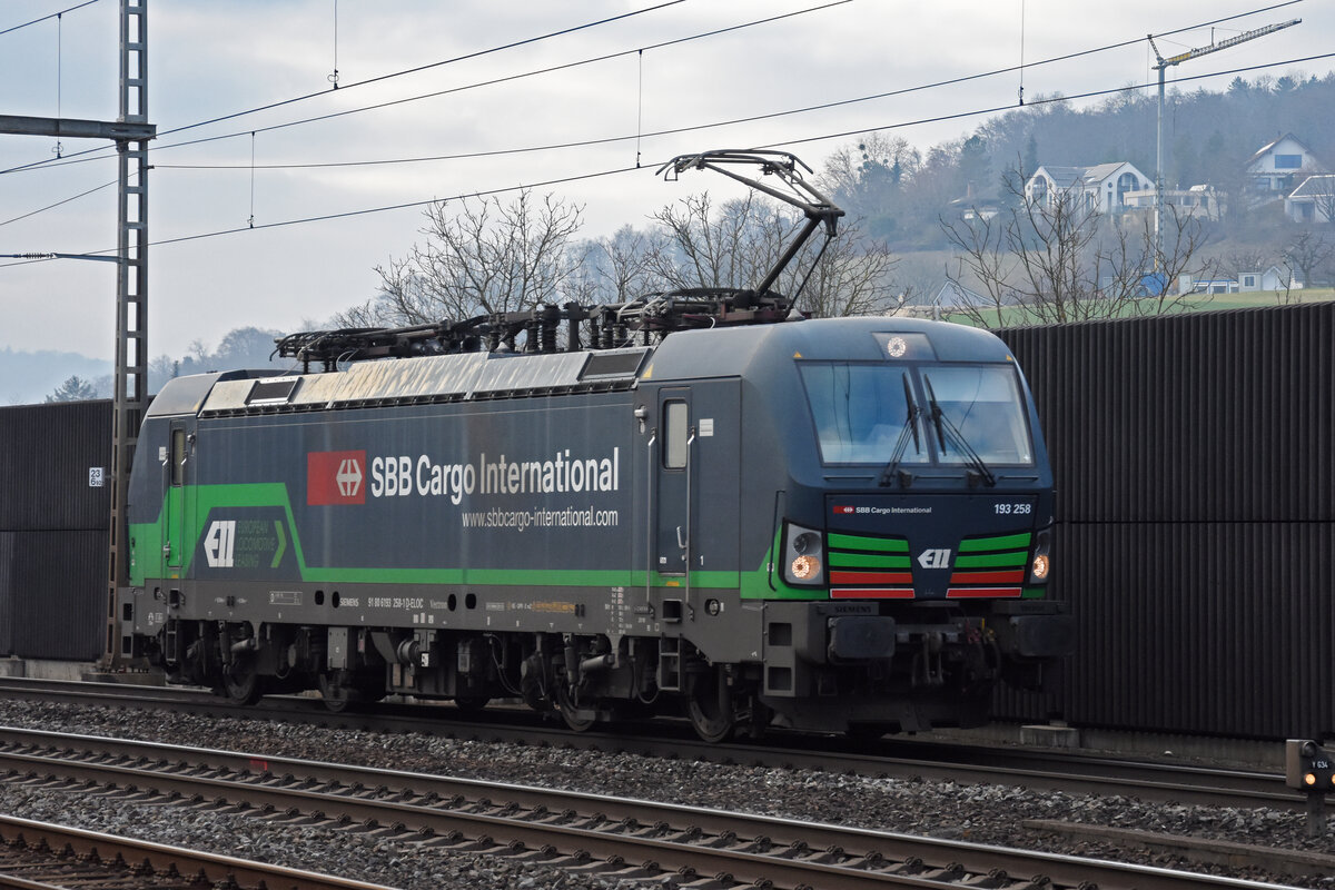 Siemens Vectron 193 258-1 durchfährt solo den Bahnhof Gelterkinden. Die Aufnahme stammt vom 11.01.2022.