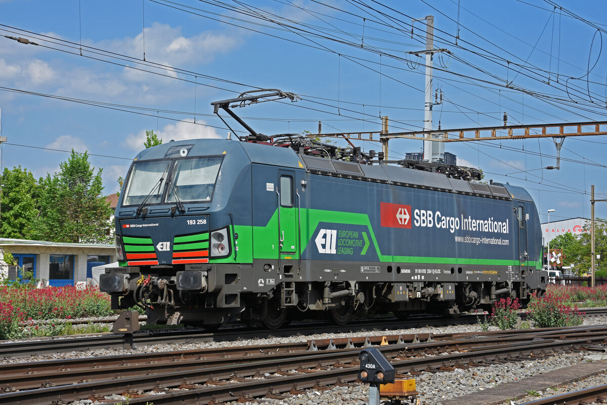 Siemens Vectron 193 258-1 durchfährt solo den Bahnhof Pratteln. Die Aufnahme stammt vom 11.05.2022.