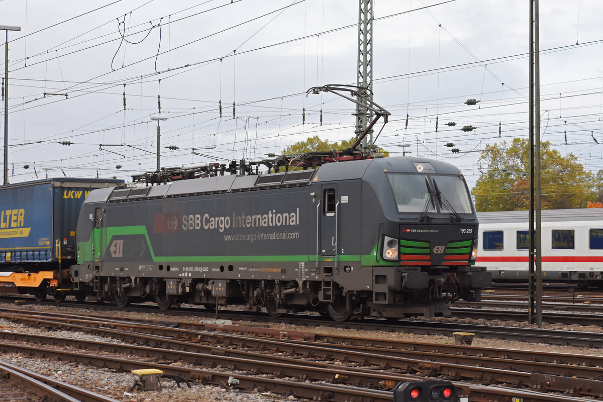 Siemens Vectron 193 259-9 durchfährt den badischen Bahnhof. Die Aufnahme stammt vom 31.10.2019.