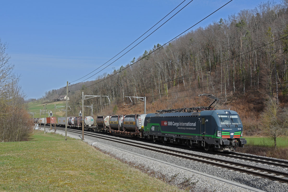 Siemens Vectron 193 259-9 fährt Richtung Bahnhof Tecknau. Die Aufnahme stammt vom 26.02.2021.