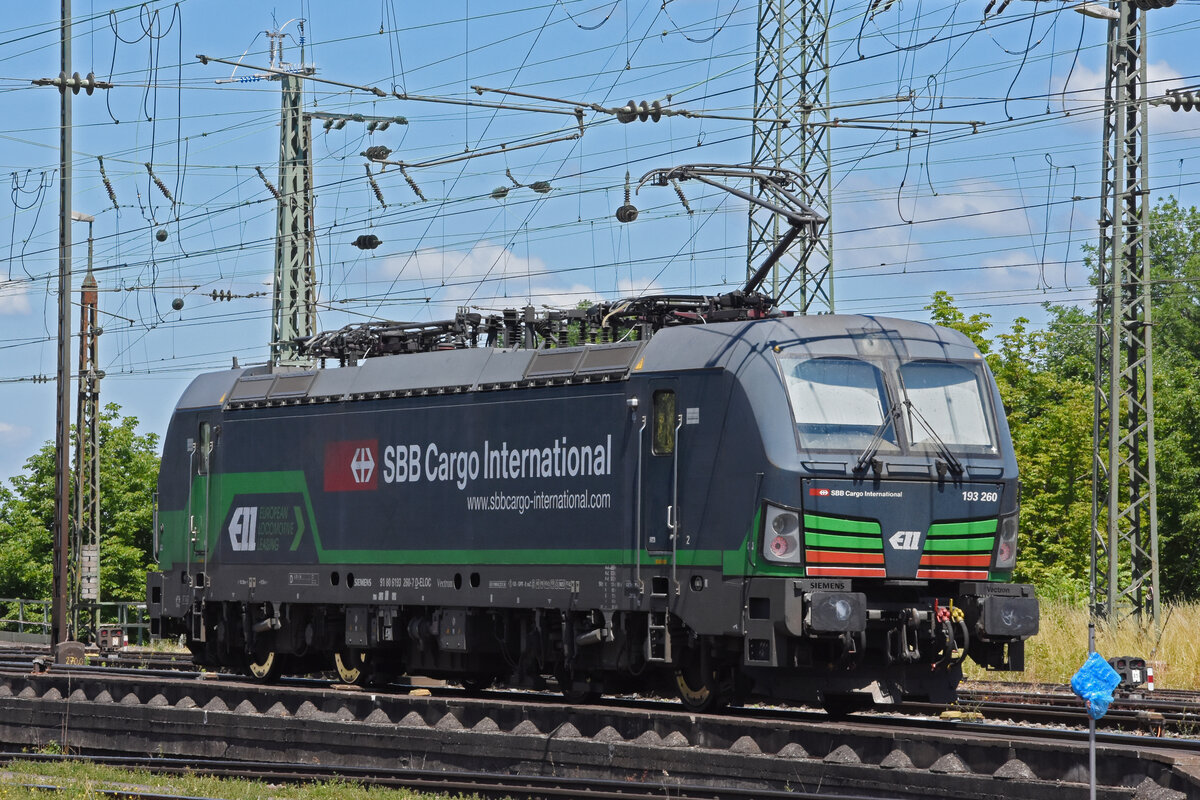 Siemens Vectron 193 260-7 durchfährt solo den badischen Bahnhof. Die Aufnahme stammt vom 10.06.2022.