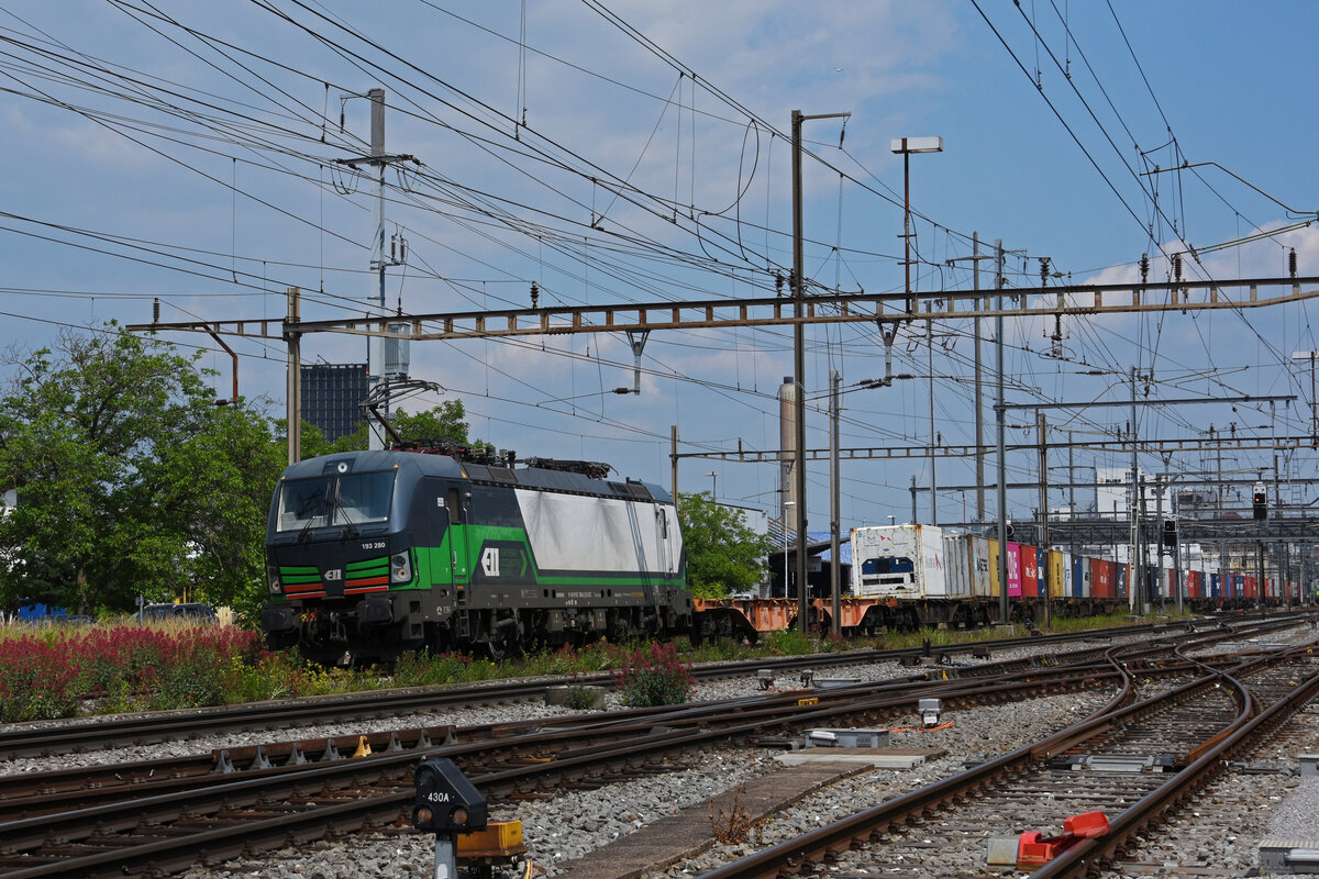 Siemens Vectron 193 280-5 durchfährt den Bahnhof Pratteln. Die Aufnahme stammt vom 11.06.2021.