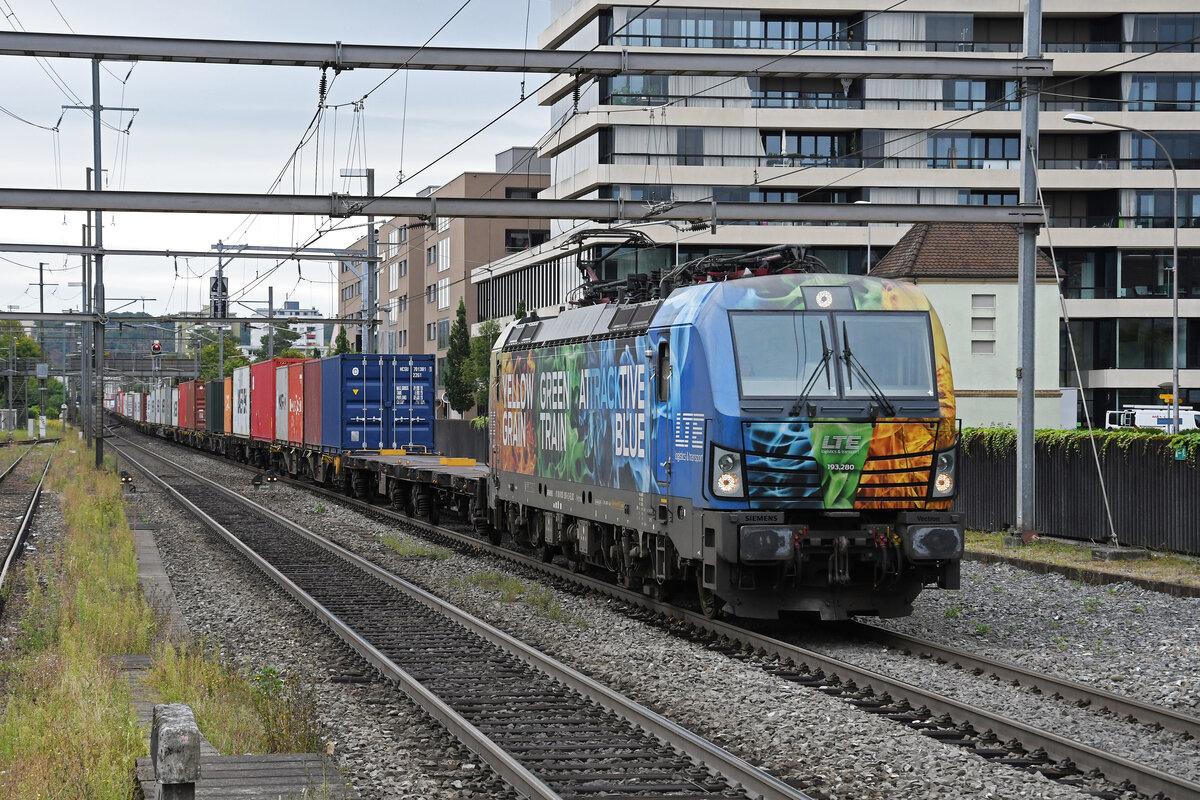 Siemens Vectron 193 280-5 durchfährt am 26.08.2023 den Bahnhof Pratteln.