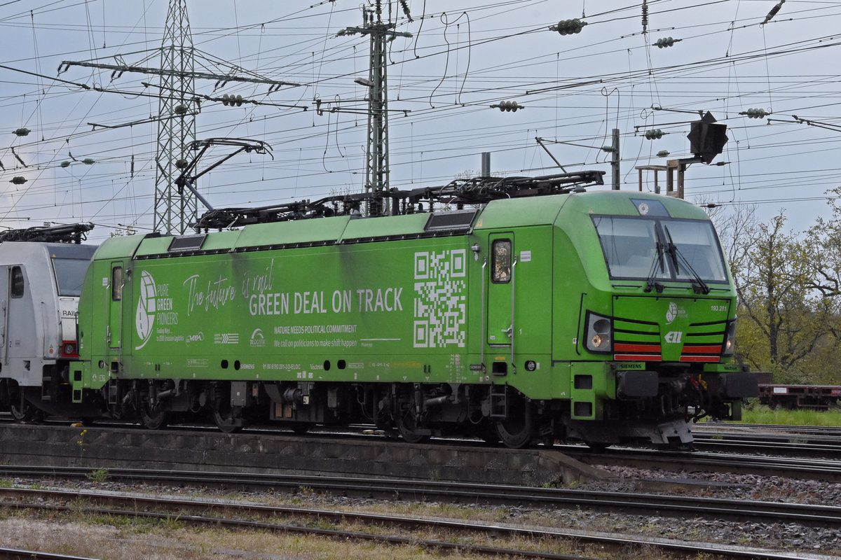 Siemens Vectron 193 281-3 durchfährt den badischen Bahnhof. Die Aufnahme stammt vom 13.04.2021.