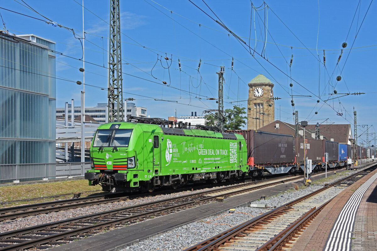 Siemens Vectron 193 281-3 durchfährt den badischen Bahnhof. Die Aufnahme stammt vom 30.06.2022.