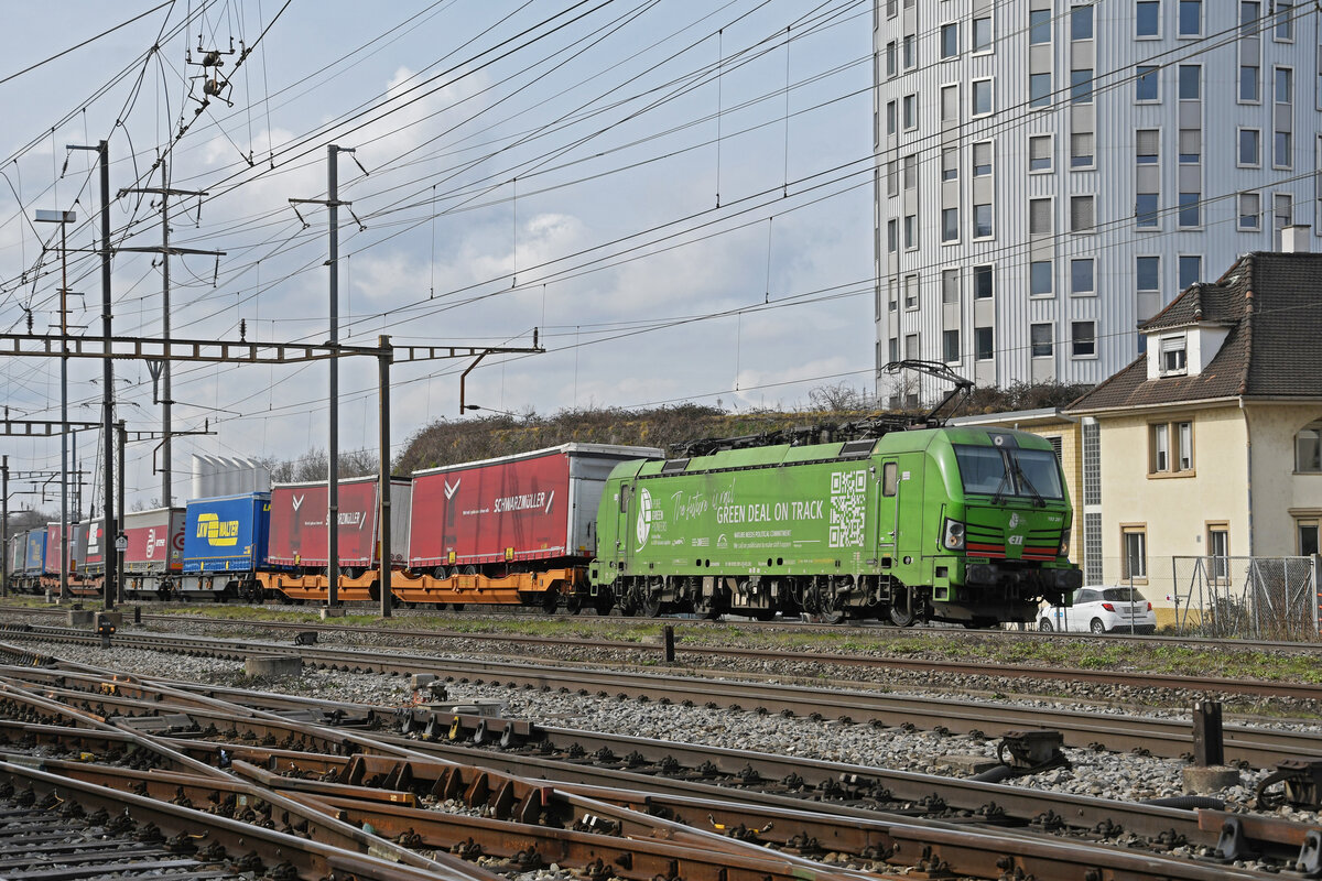 Siemens Vectron 193 281-3 durchfährt am 23.02.2023 den Bahnhof Pratteln.