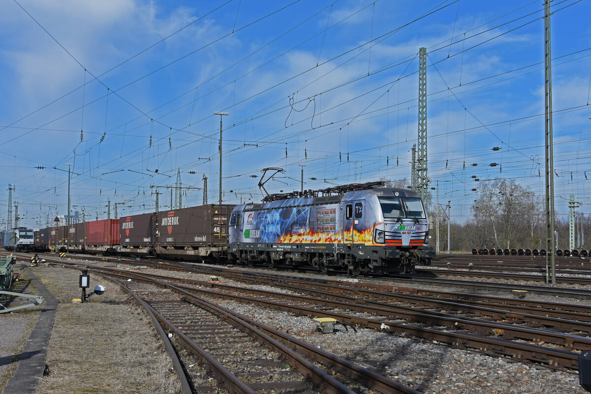 Siemens Vectron 193 282-1 durchfährt den badischen Bahnhof. Die Aufnahme stammt vom 01.03.2022.