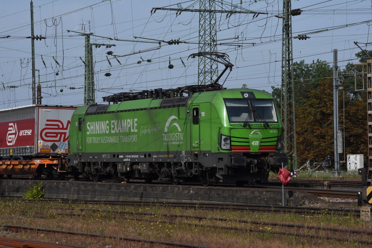 Siemens Vectron 193 283-9 durchfährt den badischen Bahnhof. Die Aufnahme stammt vom 22.09.2021.