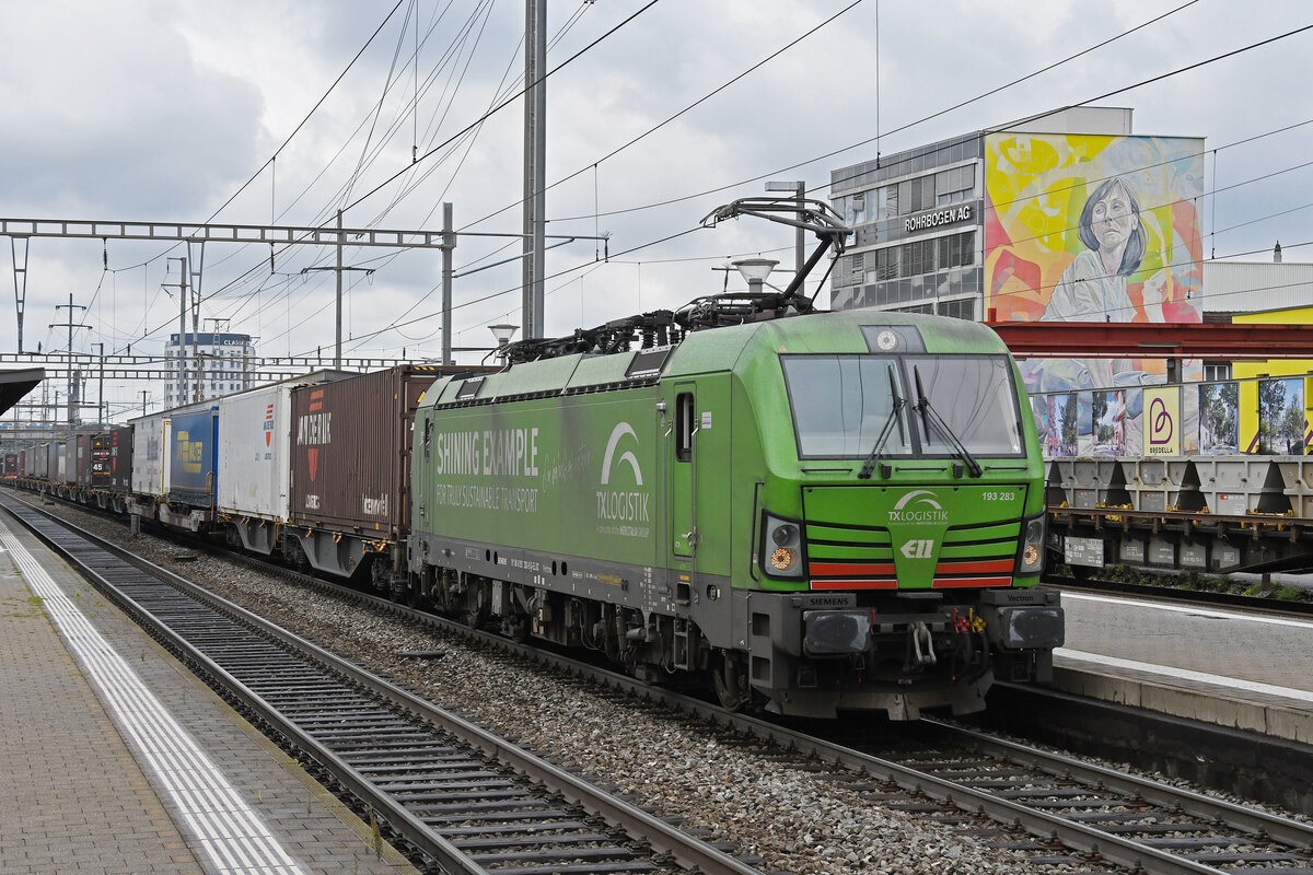 Siemens Vectron 193 283-9 durchfährt am 29.08.2023 den Bahnhof Pratteln.