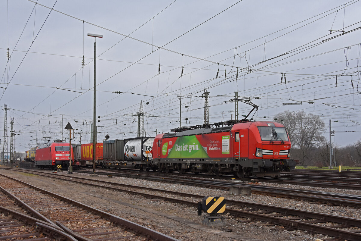 Siemens Vectron 193 301-9 der DB durchfährt den badischen Bahnhof. Im Hintergrund steht die Lok 101 064-4. Die Aufnahme stammt vom 19.01.2021.