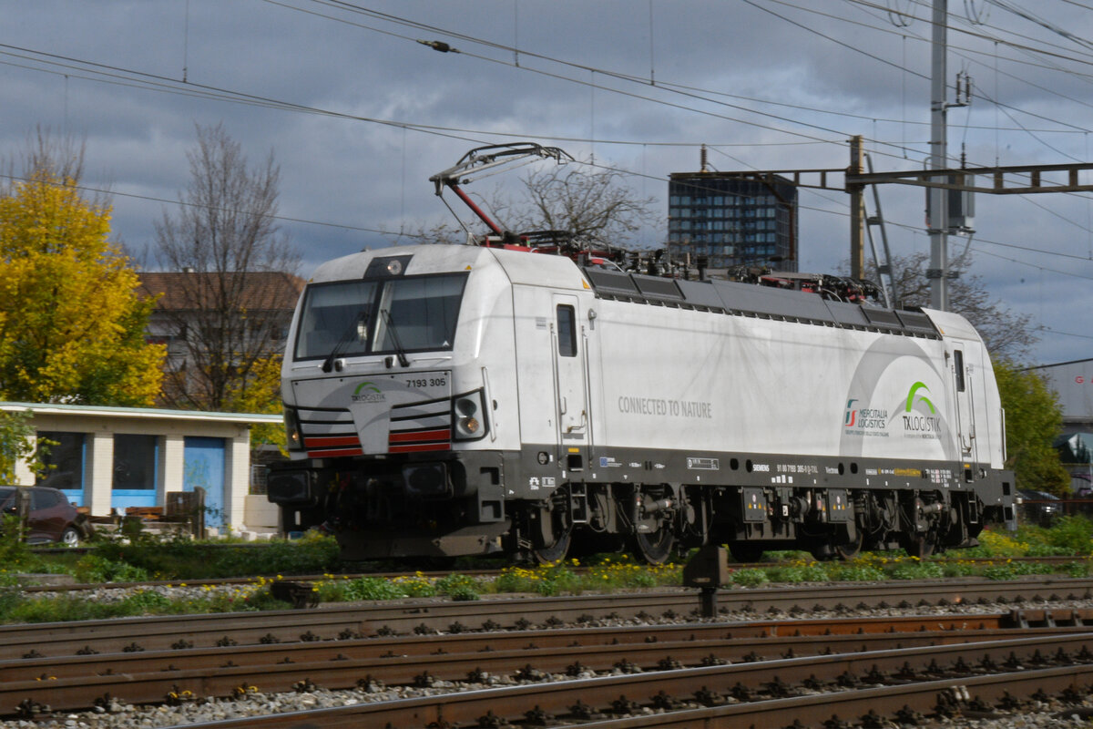 Siemens Vectron 193 305-8 durchfährt am 28.10.2025 solo den Bahnhof Pratteln.