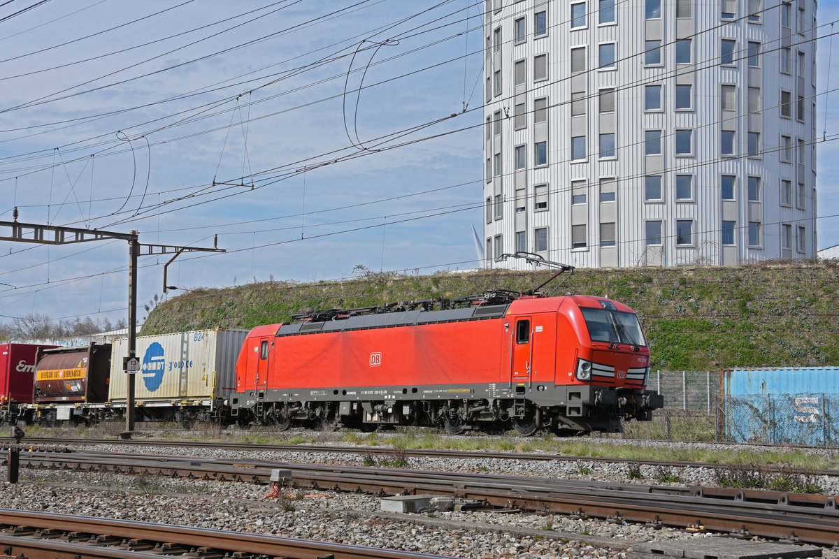 Siemens Vectron 193 320-9 der DB durchfährt den Bahnhof Pratteln. Die Aufnahme stammt vom 25.03.2021.